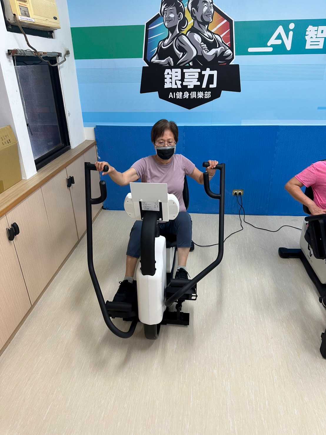 屏東基教勝利之家-SMARC賦能運動設備，實現一對多的復健照護服務